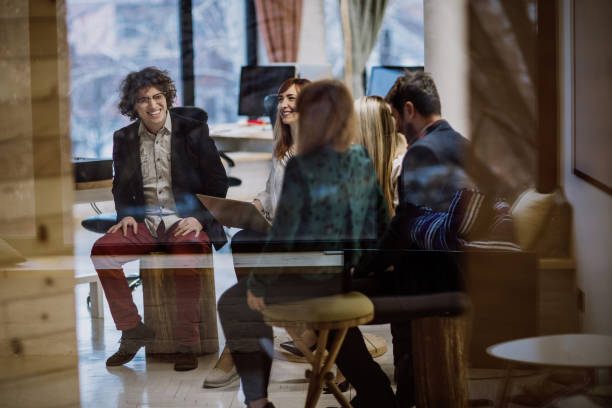 istock Business people On Stuff Meeting 915483310