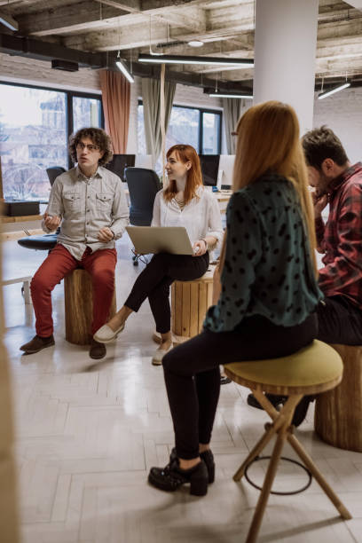 istock Business people On Stuff Meeting 915483994