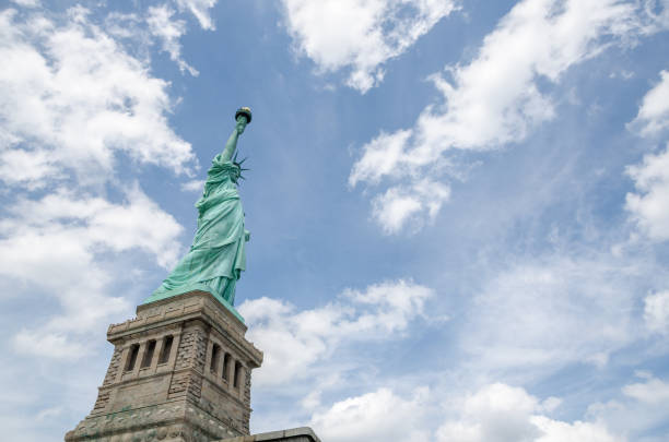 statua della libertà, da vicino con cielo parzialmente nuvoloso - partly foto e immagini stock