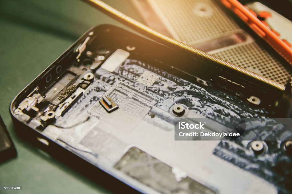 Mobile Brecher, die für elektronische Techniker repariert werden. - Lizenzfrei Analysieren Stock-Foto