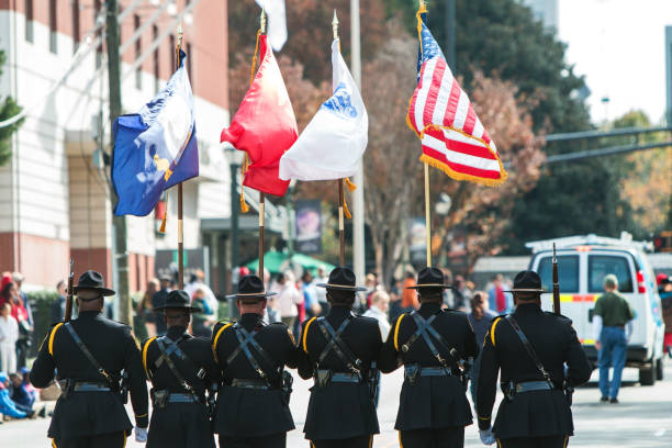 color guard prezentuje kolory podczas spaceru w atlancie weteranów parade - flag bearer zdjęcia i obrazy z banku zdjęć