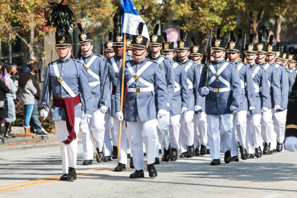 i cadetti militari delle scuole superiori marciano in georgia veterans day parade - atlanta pride foto e immagini stock