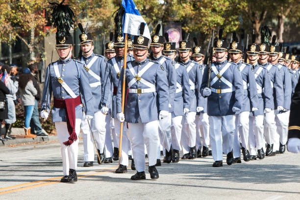 고 등 군사 생도 조지아 재향 군인의 날 퍼레이드에 3 월 - atlanta pride 뉴스 사진 이미지