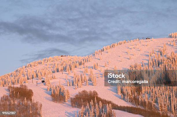 Montagna In Inverno Stazione Sciistica Di Steamboat Colorado - Fotografie stock e altre immagini di Colorado