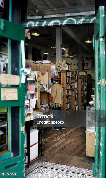 Assorbita - Fotografie stock e altre immagini di Adulto - Adulto, California, Composizione verticale