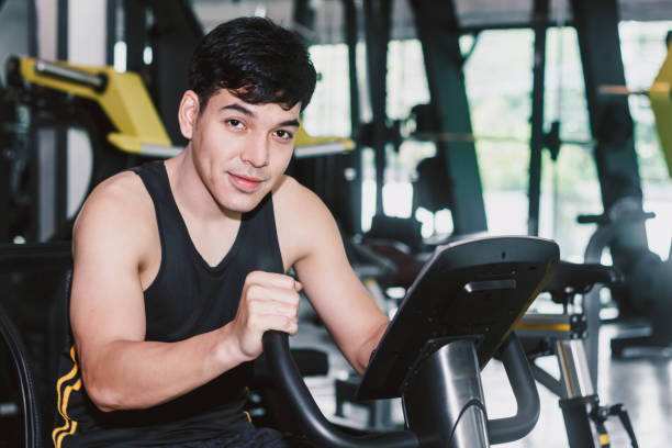 istock Fitness man execute exercise with exercise-machine at the gym 915547742
