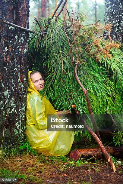 In Einer Unterkunft Der Filialen Stockfoto und mehr Bilder von Ast - Pflanzenbestandteil - Ast - Pflanzenbestandteil, Baum, Eine Frau allein