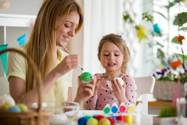 rodzina świętująca wielkanoc - easter baby rabbit eggs zdjęcia i obrazy z banku zdjęć