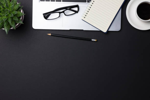 istock Office supplies at the table 915574122