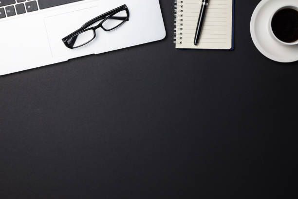 istock Office supplies at the table 915574204