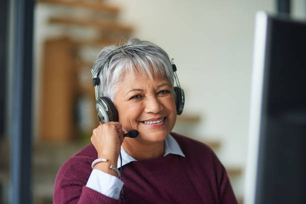 모든 질문을 지원 하기 위해 여기 - female customer service representative looking at camera technology 뉴스 사진 이미지