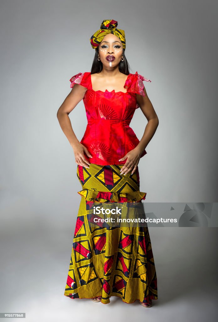 Afrikanische Frau mit schwarzen stolz in nigerianischen Kleid - Lizenzfrei Afrika Stock-Foto