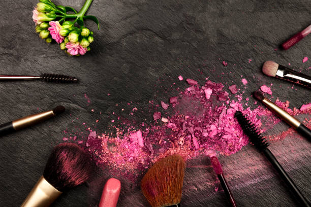 istock Frame of makeup brushes with eye shadow on black with copy space 915585466