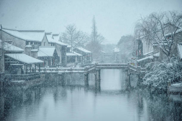 istock Snow covered a small town 915585818