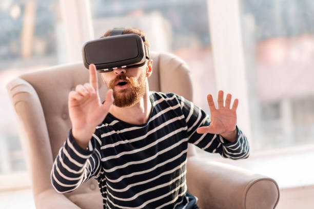 istock Astonished cool man examining VR 915585990