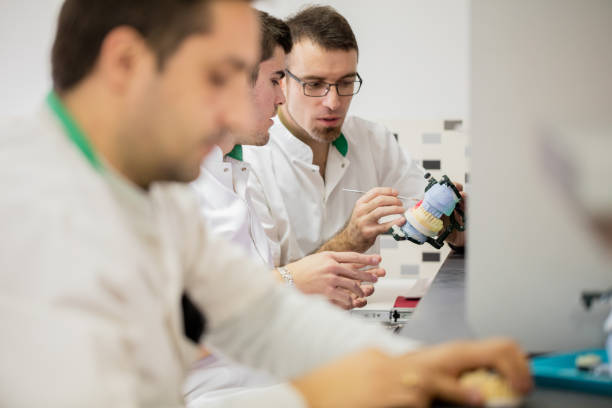 técnicos dentales control de prótesis - technician dentures prosthetic equipment workshop fotografías e imágenes de stock