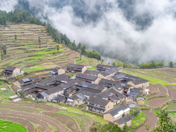 luftaufnahme eines schönen dorfes in den bergen, xianju, zhejiang provinz, china. - zhejiang provinz stock-fotos und bilder