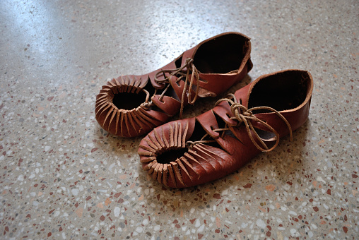 Ancient leather open topped sandals - \t