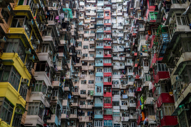 istock Old apartment building 915590060