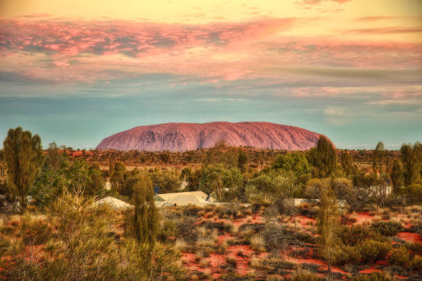 outback australiano - outback desert australia sky foto e immagini stock
