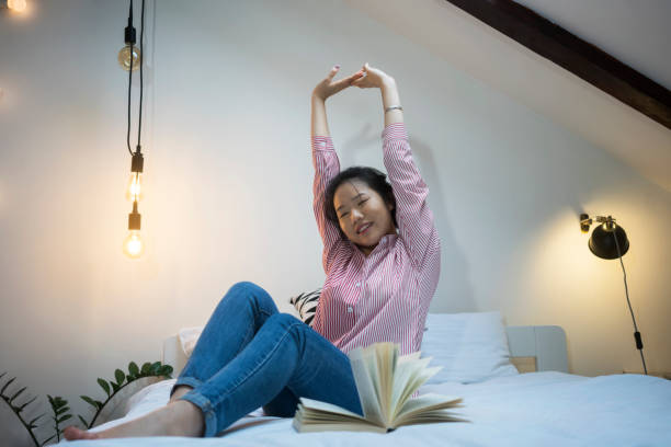 istock Young Chinese woman reading book 915595070