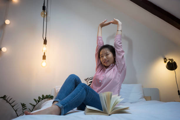 istock Young Chinese woman reading book 915597170