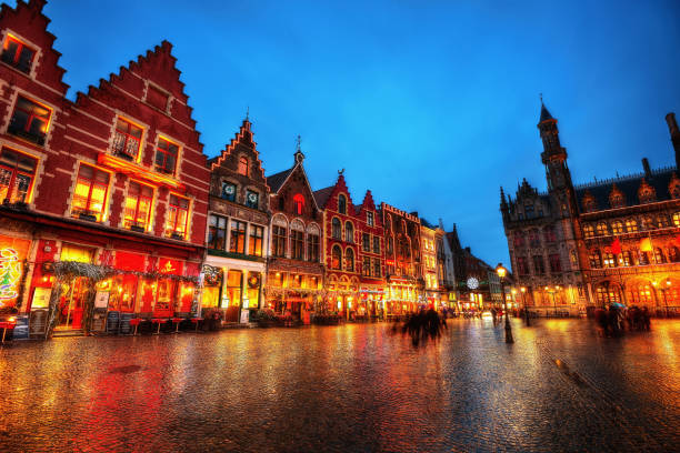 place du marché bruges belgique - flanders bruges dusk building exterior photos et images de collection