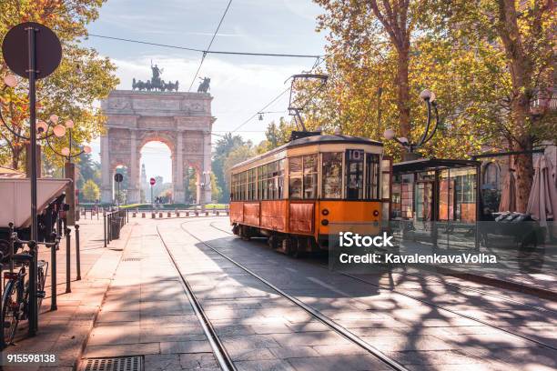 Photo libre de droit de Célèbre Tramway Vintage À Milan Lombardie Italie banque d'images et plus d'images libres de droit de Milan - Milan, Italie, Ville - Milieu urbain