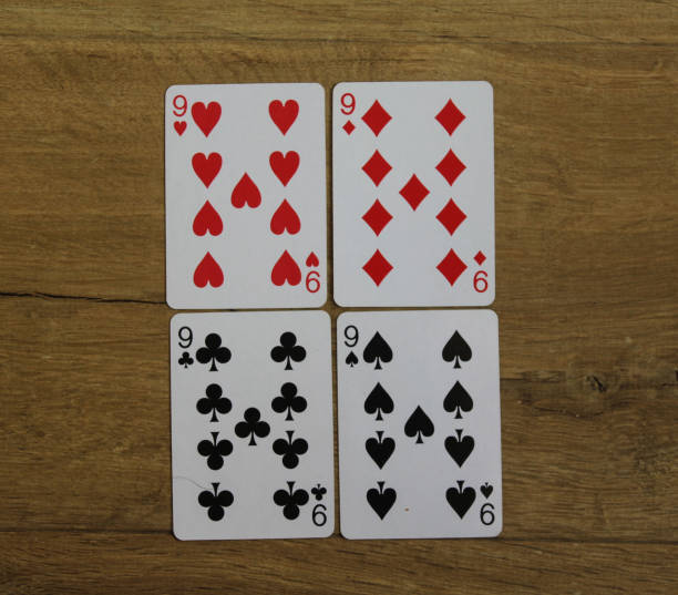 木製 backround のポーカー カード、ハート、スペード、ダイヤモンド クラブの 9 のセット - nine of spades ストックフォトと画像