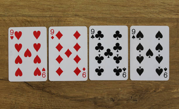 木製 backround のポーカー カード、ハート、スペード、ダイヤモンド クラブの 9 のセット - nine of spades ストックフォトと画像