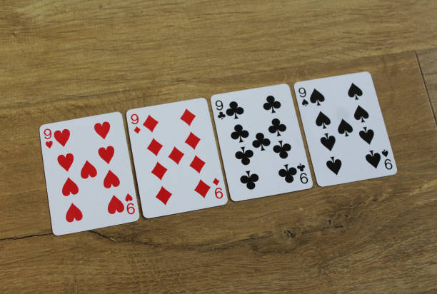 木製 backround のポーカー カード、ハート、スペード、ダイヤモンド クラブの 9 のセット - nine of spades ストックフォトと画像