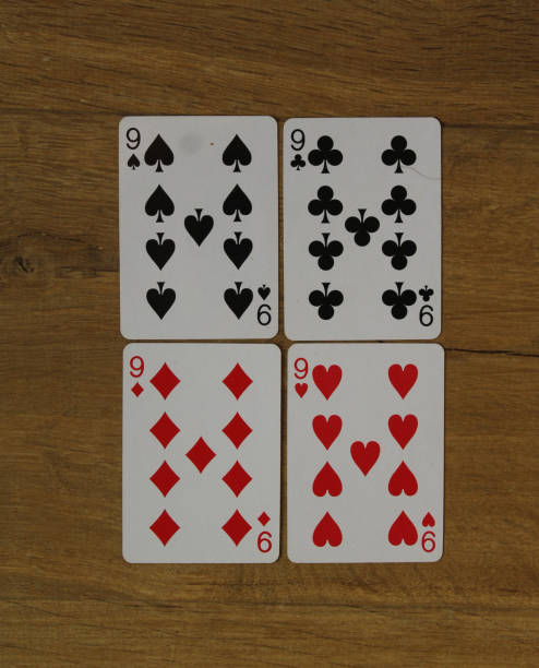 木製 backround のポーカー カード、ハート、スペード、ダイヤモンド クラブの 9 のセット - nine of spades ストックフォトと画像