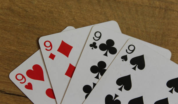木製 backround のポーカー カード、ハート、スペード、ダイヤモンド クラブの 9 のセット - nine of spades ストックフォトと画像