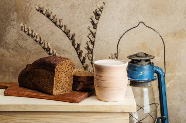 istock Milk in a ceramic pot and rye bread 915600958