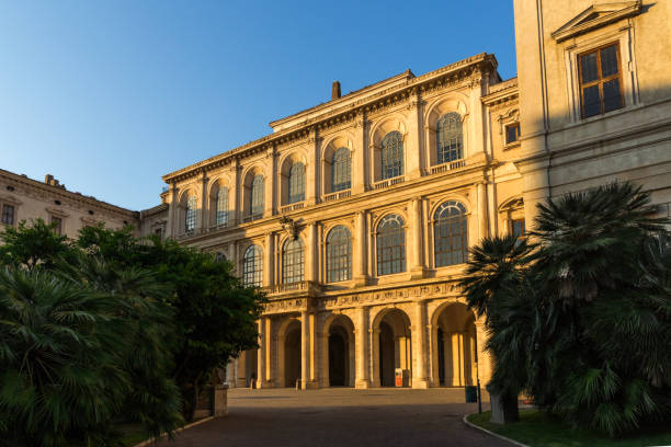 coucher de soleil vue du palais barberini - galerie nationale d’art antique de rome - palazzo barberini photos et images de collection
