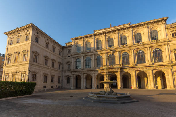 widok na zachód słońca nad palazzo barberini - narodowa galeria sztuki starożytnej w rzymie, włochy - palazzo barberini zdjęcia i obrazy z banku zdjęć