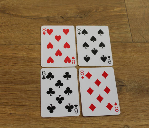 木製 backround のポーカー カード、クラブ、ダイヤ、スペード、および心の 8 つのセット - nine of spades ストックフォトと画像