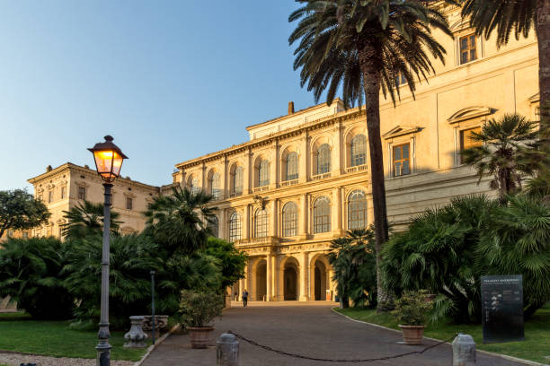 вид на палаццо барберини - национальная галерея древнего искусства в риме, италия - palazzo barberini стоковые фото и изображения