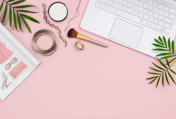 istock Online shopping concept with computer, pink background, catalog and products 915604768