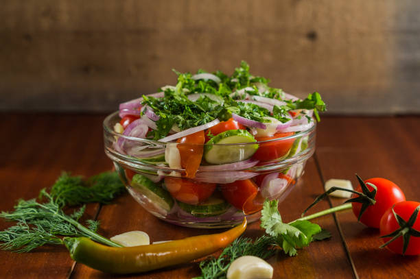 insalata con verdure fresche: pomodori, lattuga, cetriolo, cipolla rossa, aglio, aneto, prezzemolo, primo. - cucumbe foto e immagini stock