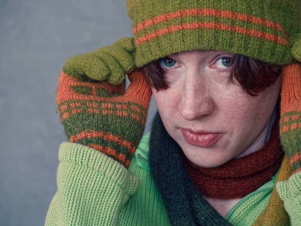 緑の冬の帽子とスカーフを身に着けている女性のヘッド ショット - scarf hat green glove ストックフォトと画像