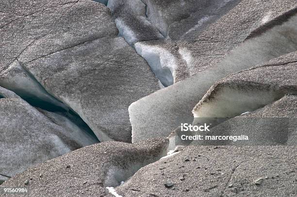 Preto Ice Fenda No Glaciar Rhone Furka Pass Alpes - Fotografias de stock e mais imagens de Azul