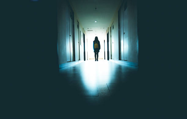 istock woman standing in a corridor 915613012