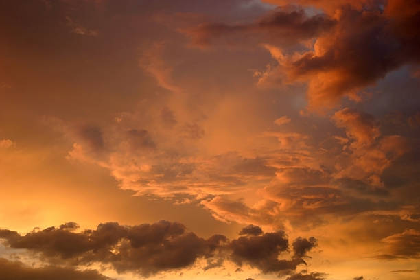 Pôr do sol com nuvens - fotografia de stock