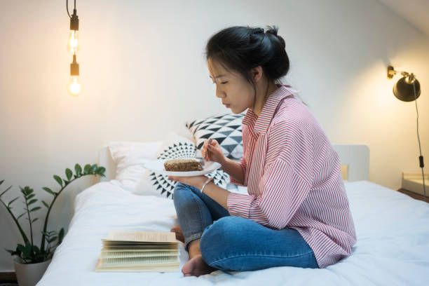 istock Young Chinese woman reading book 915616418