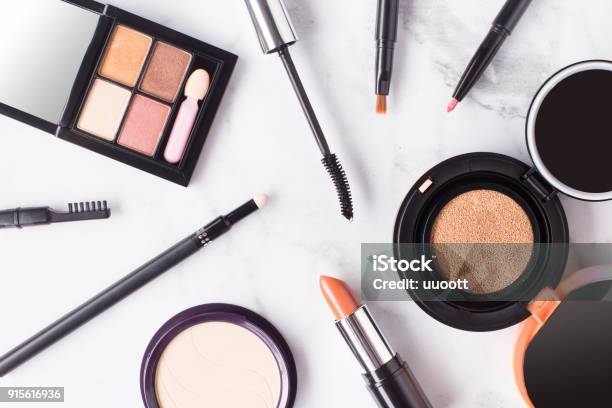 Kosmetik Auf Marmor Stockfoto und mehr Bilder von Make-Up - Make-Up, Ware, Gruppe von Gegenständen