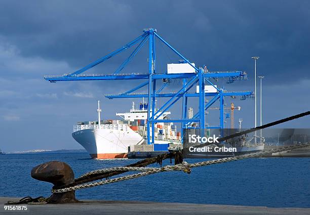 Foto de Containership e mais fotos de stock de Ancorado - Ancorado, Ao lado, Azul