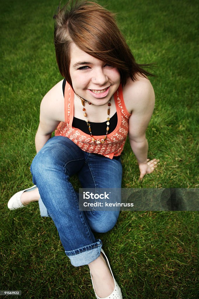 Brunette menina sentada no gramado - Foto de stock de Adolescente royalty-free