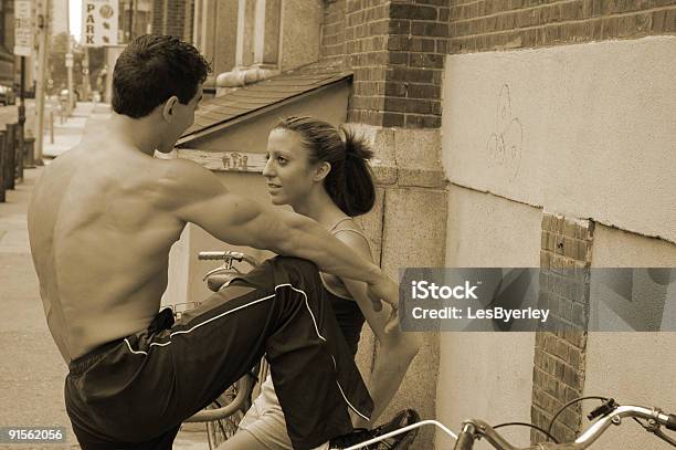 Deportivo De Conversación Foto de stock y más banco de imágenes de Adulto - Adulto, Adulto joven, Andar en bicicleta