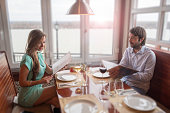 freundin-mit-freund-im-restaurant.jpg?b=1&s=170x170&k=20&c=RUg2UN92ARZXBQOO8JyonpuBeYgOaXpjrlG9ydnLQyE=